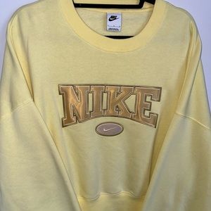 Cropped Nike Crew Neck